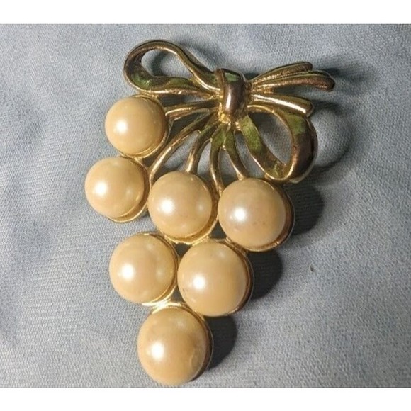 Unbranded Jewelry - Vintage Gold Tone Faux Pearl Cluster Brooch Pin 2" Bunch of Grapes Bow